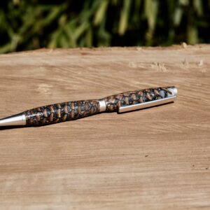 Dreh-Kugelschreiber aus einem Fichtenzapfen