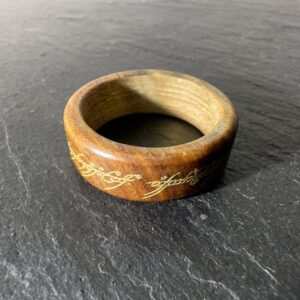 Holzring mit Gravur